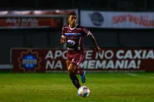 GAÚCHO: Caxias vence São José e avança à semifinal em jogo com ataques racistas a zagueiro