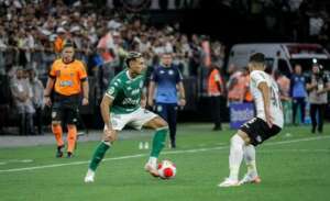 Guarani negocia com Atlético-GO troca de Derek por dois jogadores