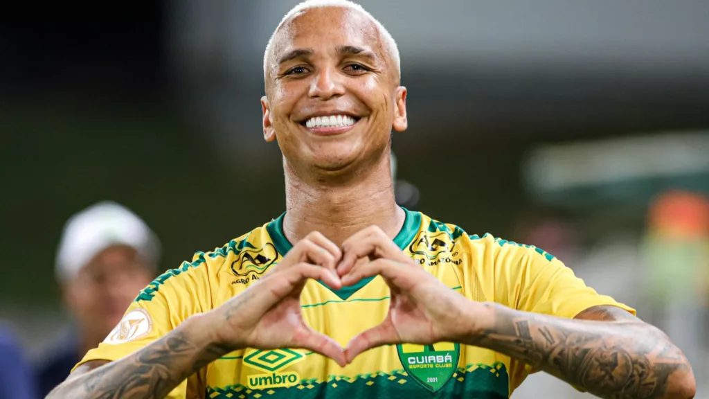 Deyverson diz que jogaria no Corinthians e cumprimenta mascote rival, que simula falta