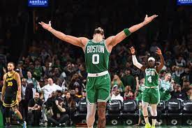 Celtics arrasam Warriors por 52 pontos de diferença com show de Brown e do aniversariante Tatum