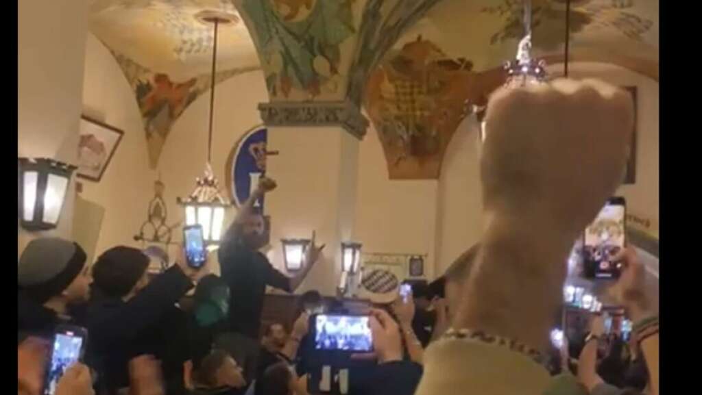 Liga dos Campeões: Torcida da Lazio entoa cantos fascistas em Munique antes de encarar Bayern