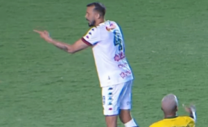 Imune! Zagueiro da Portuguesa-RJ recebe 2 amarelos e não é expulso de jogo da Copa do Brasil, veja