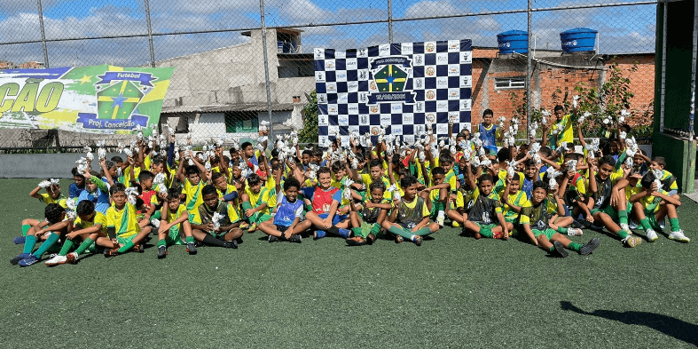 Lateral Lucas Esteves Vitória