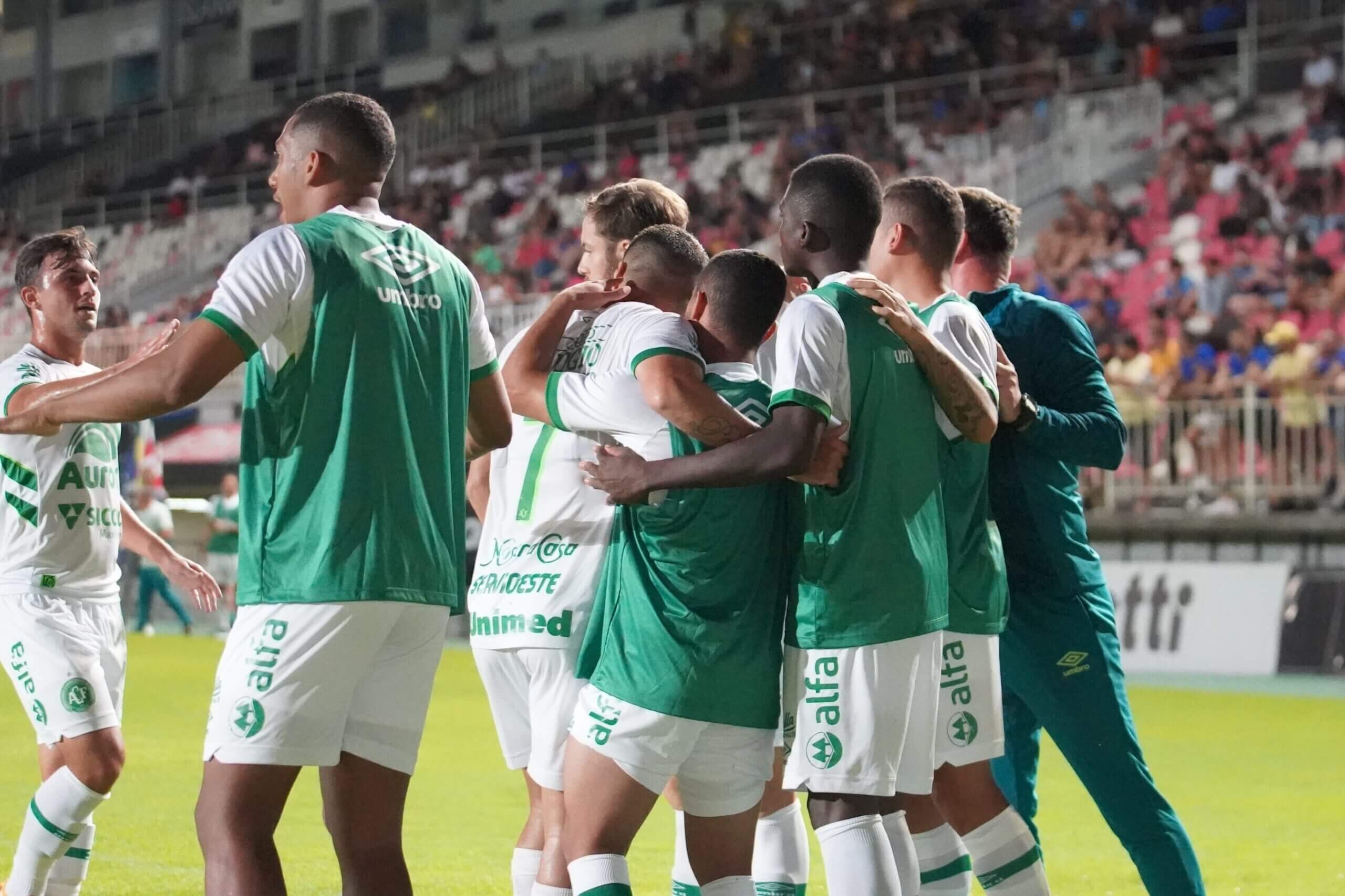 jogadores chapecoense comemoracao