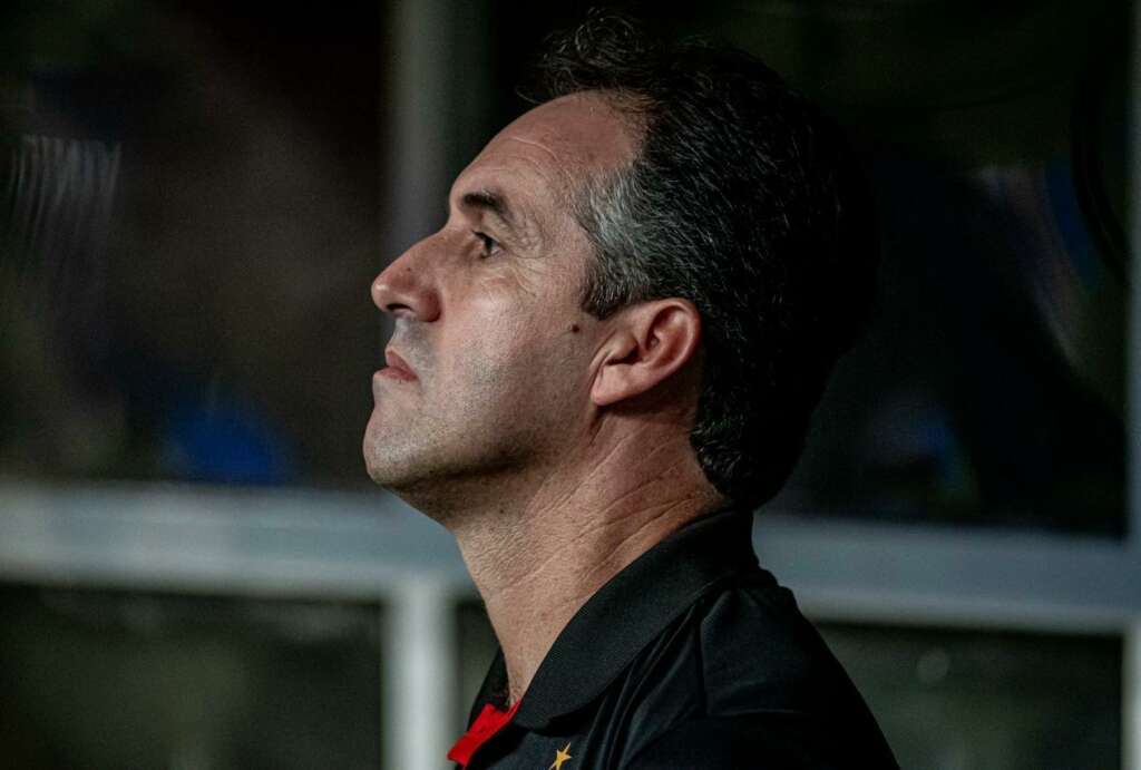 Léo Condé vê Vitória no ‘rumo certo’ após triunfo sobre o Fortaleza na Copa do Nordeste