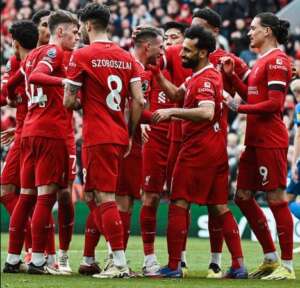 INGLÊS: Liverpool sofre gol no início, vira e esquenta briga pelo título