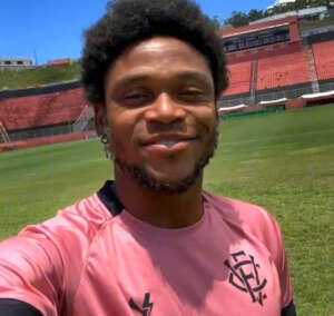 Baiano: Luiz Adriano chega a Salvador e se diz ansioso para vestir a camisa do Vitória