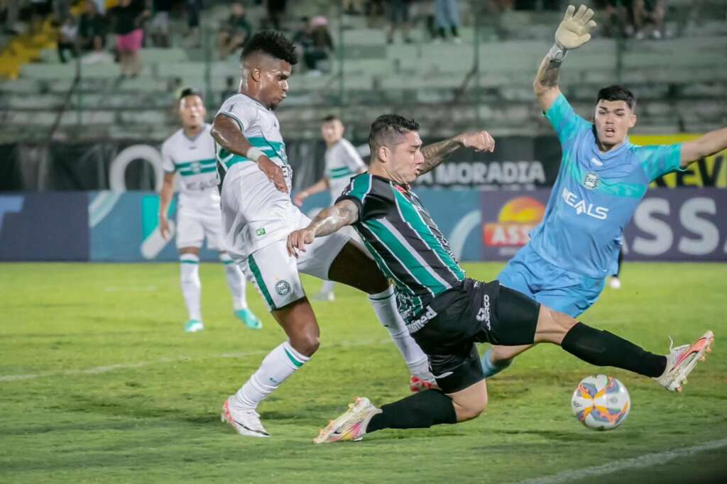 Maringá abre boa vantagem sobre o Coritiba nas semifinais do Paranaense (Foto: Fernando Teramatsu / Maringá FC)