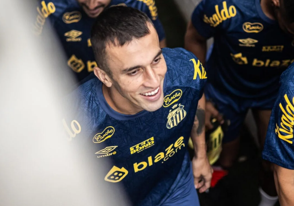 Santos estreia novas camisas de treino para o restante da temporada; VEJA VÍDEO!