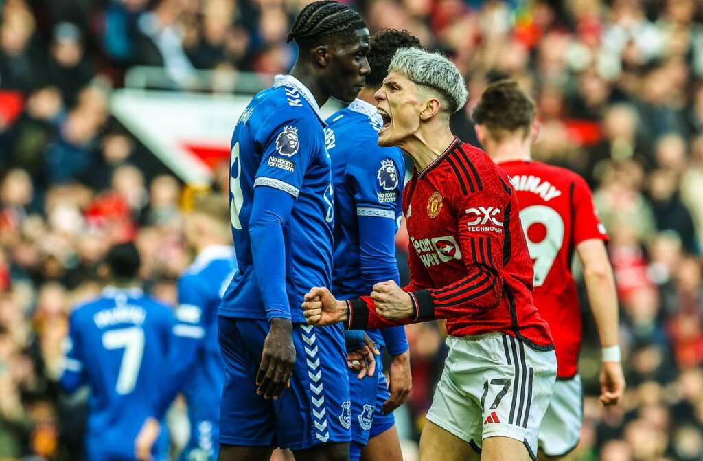 INGLÊS: Manchester United faz dois de pênalti, vence Everton e ocupa o 6º lugar