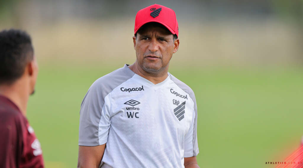 Athletico confirma saída de Wesley Carvalho e tira dirigente do Botafogo