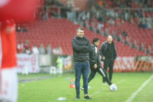 Coudet se irrita com tensão em jogo do Inter e pede apoio da torcida: 'Temos que acreditar'