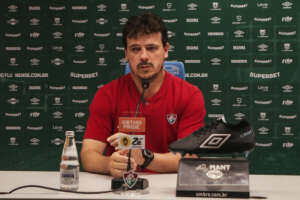 Fernando Diniz desabafa e justifica improvisações no Fluminense: 'Tem muita coisa errada'