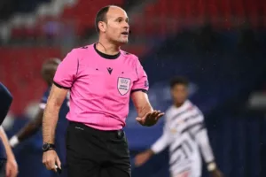 Uefa promete punir jogadores que intimidem árbitros em partidas da Eurocopa