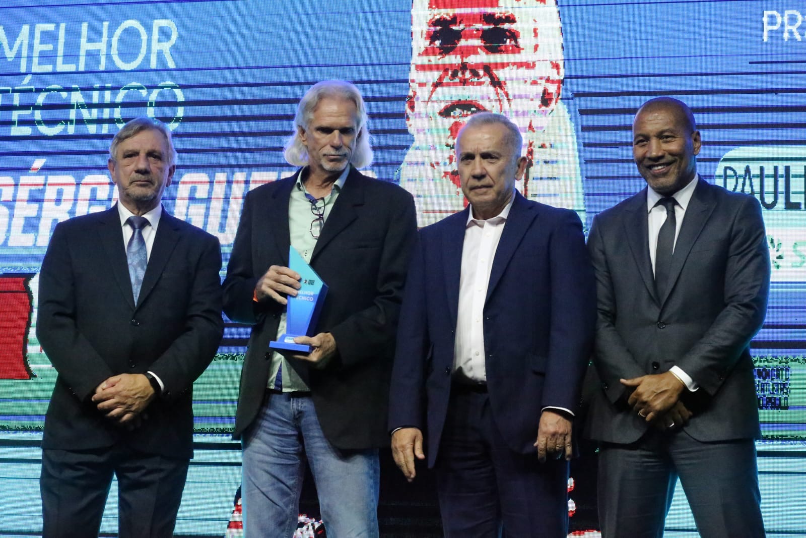 Nelsinho Baptista entrega prêmio ao melhor treinador da Série A2