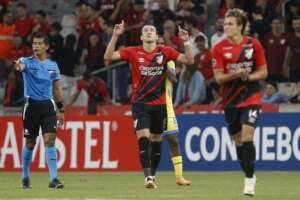 SUL-AMERICANA: Athletico-PR goleia e segue 100%; Corinthians vence na Arena