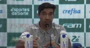 Após ver o Barradão, Abel Ferreira defende gramado sintético