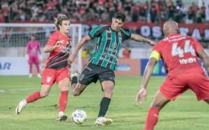 Meia do Maringá chega em Curitiba para assinar com o Athletico-PR