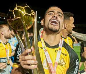 Destaque do Criciúma celebra título e se declara ao clube