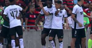 Artur Jorge celebra vitória do Botafogo coloca pés no chão e exalta jogadores: 