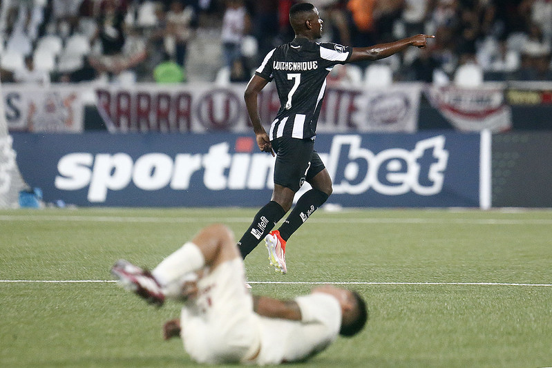 Botafogo bate Universitario e conquista primeira vitoria na Libertadores
