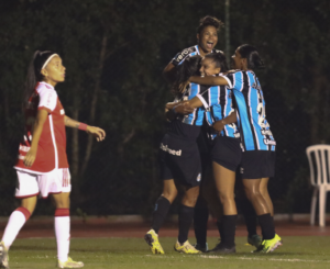 BRASILEIRÃO FEMININO: Grêmio afunda o Inter e sobe para o 6º lugar