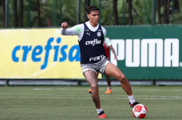 Richard Ríos comenta sobre mentalidade de grupo do Palmeiras: ‘Não há titulares’