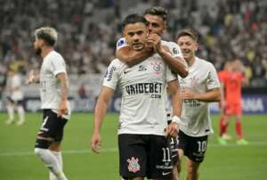 Corinthians 4 x 0 Nacional-PAR - Romero faz história e Timão vence a 1ª na Sul-Americana