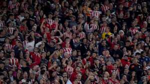 Libertadores: Estudiantes promete punir torcedores que cometeram racismo contra gremistas