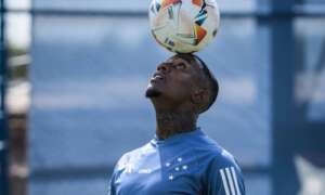 Reintegrado, atacante renova com o Cruzeiro até 2026