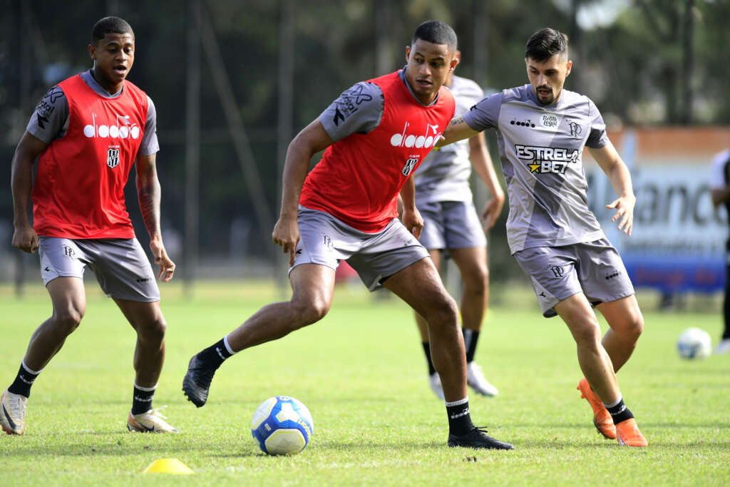 Novo zagueiro da Ponte Preta comemora gol logo na estreia da Série B e foca no Goiás