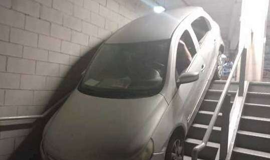 Torcedor do Cruzeiro desce escada com carro no Mineirão