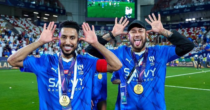 Neymar recebe medalha pelo título do Al-Hilal na Supercopa Saudita e brinca: ‘Igual escola’