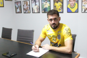 Ponte Preta confirma goleiro e atacante como reforços para Série B