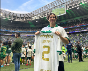 Filho de Arnold Schwarzenegger ganha camisa na final do Paulistão