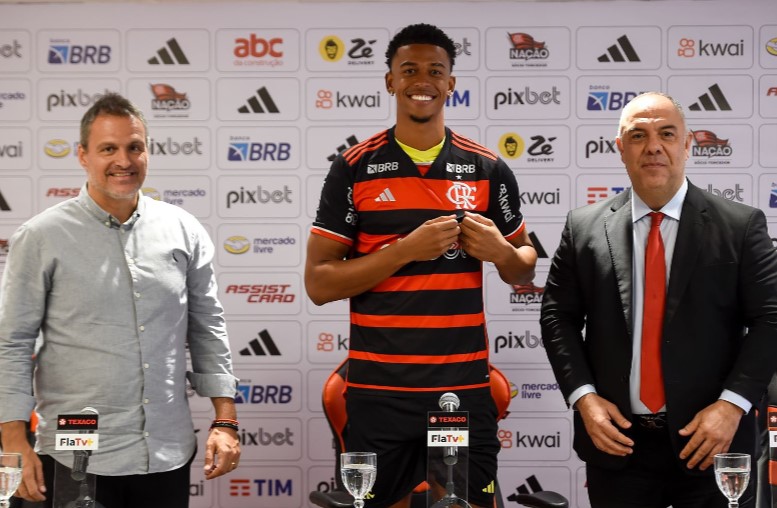 Flamengo apresenta centroavante Carlinhos como reforço do ataque no Brasileirão