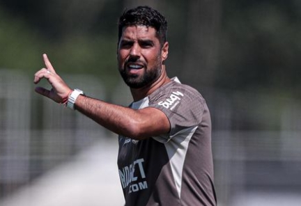 António Oliveira ainda busca a primeira vitória contra uma grande equipe