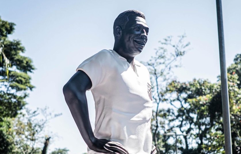 Pelé ganha estátua onde marcou seu primeiro gol, em Santo André