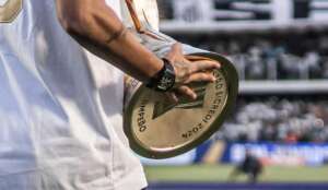 Neymar usa relógio avaliado em R$ 6,5 milhões na Vila Belmiro