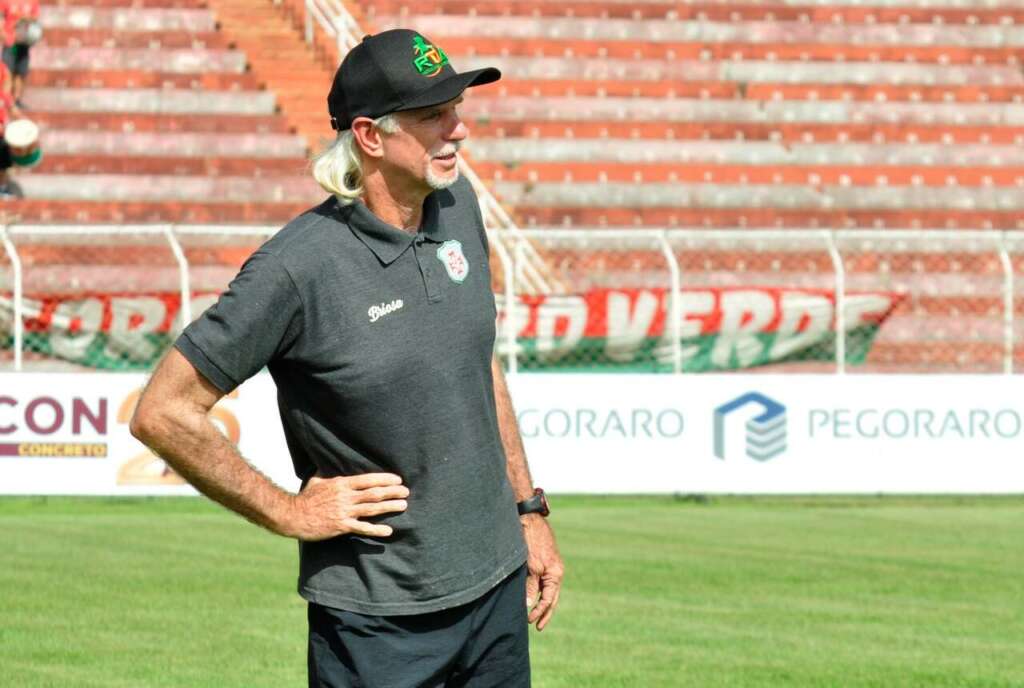 Sérgio Guedes chora após eliminação da Portuguesa Santista na Série A2