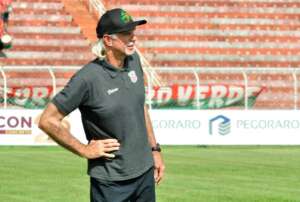 Sérgio Guedes chora após eliminação da Portuguesa Santista na Série A2