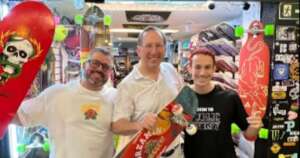 John Textor, dono da SAF do Botafogo, anda de skate em Saquarema