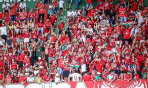 Torcida do Velo Clube esgota ingressos e busca acesso após jejum de 45 anos