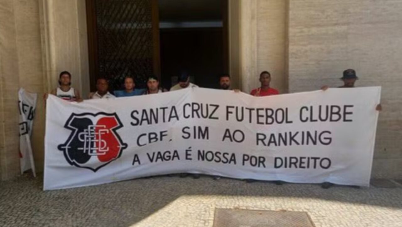Grupo de torcedores faz “protesto” em frente ao STJD pedindo o Santa Cruz na Série D