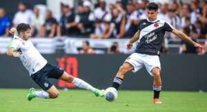 Vascaíno 'abraça' a bola e VAR acha lance normal. Veja!