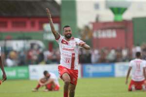 Maycon, do Noroeste, celebra acesso ao Paulistão e mira título da Série A2