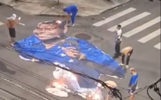 Torcida do Cruzeiro se irrita com o time e queima bandeirão com imagem de Ronaldo Fenômeno