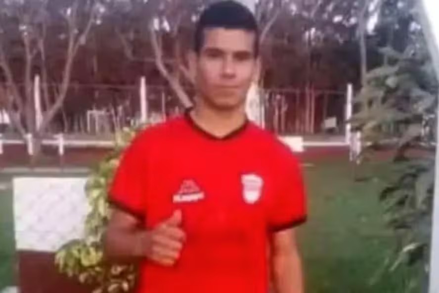 Jogador de futebol morre após bater em muro durante partida na Argentina