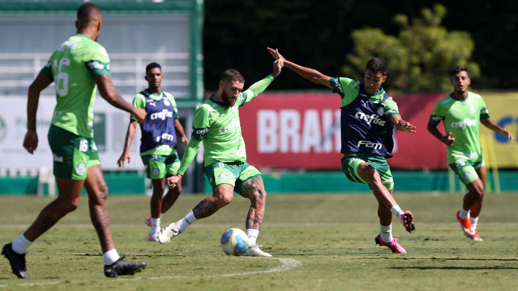 Zé Rafael participa de 'rachão', mas deve ser preservado pelo Palmeiras no clássico