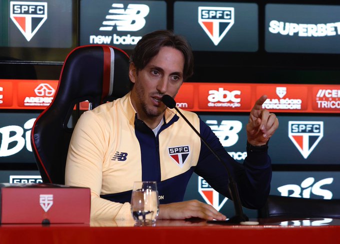 Zubeldía é apresentado no São Paulo e fala em resgate do clube: ‘Objetivos altos’
